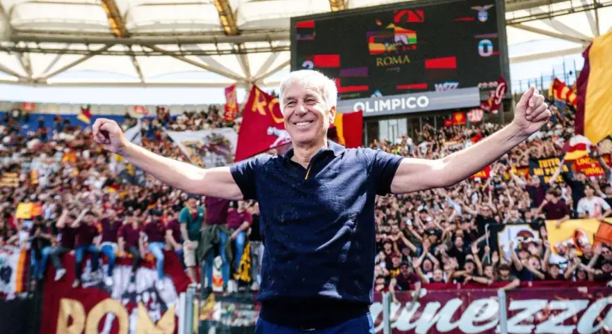 Entrenador sonriente celebra con los aficionados del AS Roma en el Estadio Olímpico.