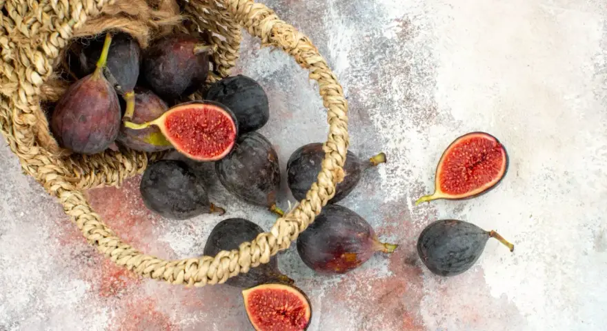 Fichi scuri e succosi, alcuni tagliati a metà, traboccano da un cesto di paglia. È il momento perfetto quando maturano i fichi, dolci e pronti da gustare.
