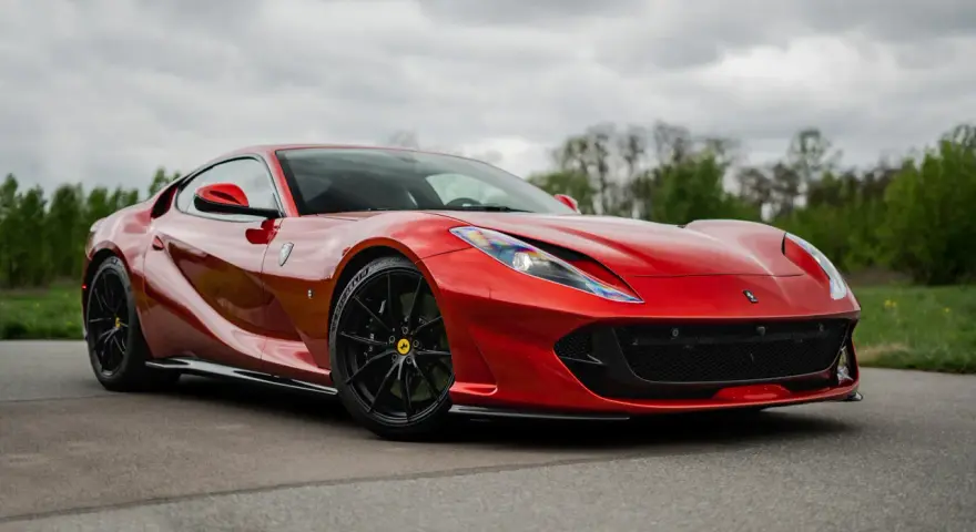 Ile kosztuje wypożyczenie ferrari? Ceny, które zaskoczą każdego