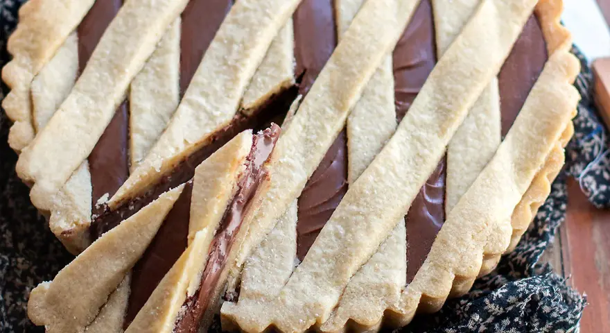 Crostata alla Nutella con un ripieno goloso e una copertura a griglia perfetta.