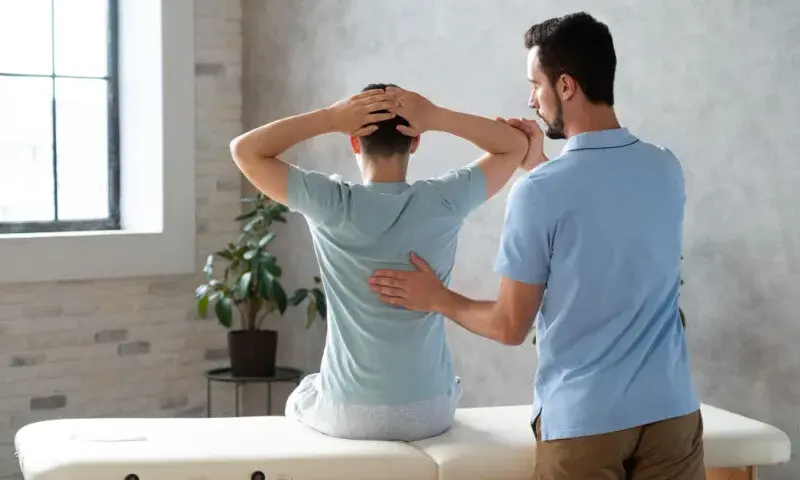 Fizjoterapeuta bez studiów? Prawda i 4 realne alternatywy!