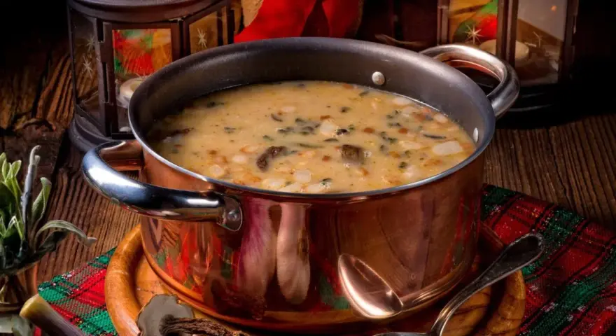 Aromaticzna zupa grzybowa na wigilię, pełna leśnych skarbów, gotowa do podania w miedzianym garnku.
