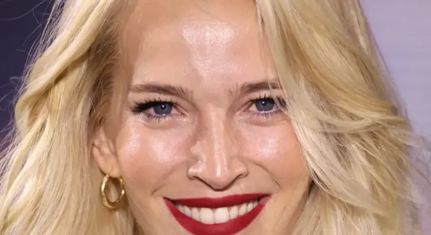Una mujer sonríe, mostrando cómo cuidar la piel de la cara a los 50 con una piel radiante y maquillaje impecable.