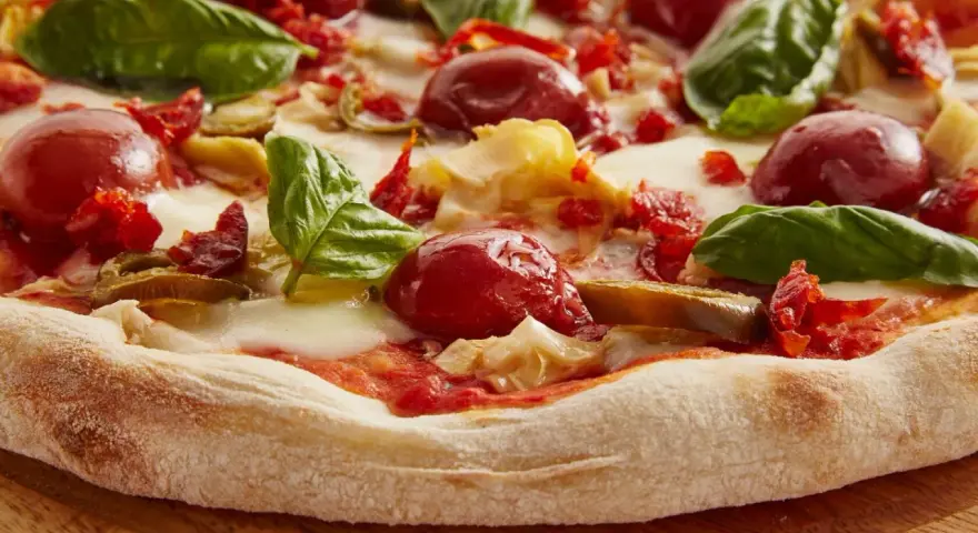 Pyszna pizza włoska z pomidorkami, mozzarellą i bazylią. Idealna na letni wieczór.