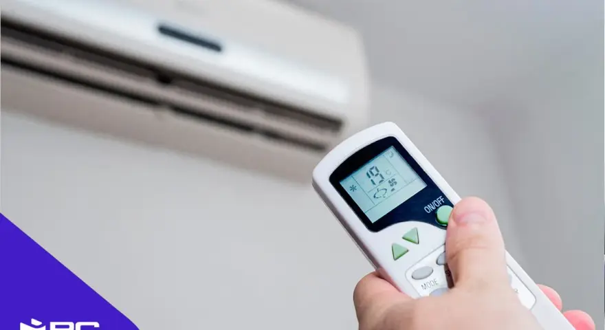 Mando a distancia apuntando a un aire acondicionado. La pantalla muestra 19°C, indicando un posible error aire acondicionado.