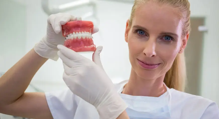 Ile zarabia dentysta w Polsce? Mediana, specjalizacje, własny gabinet