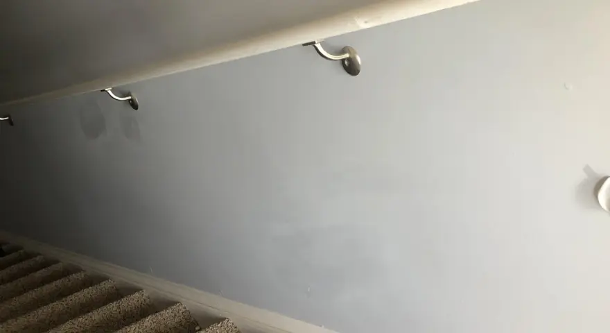 Manchas en pared gris, cerca de pasamanos. ¿Cómo igualar pintura pared para que no se noten?