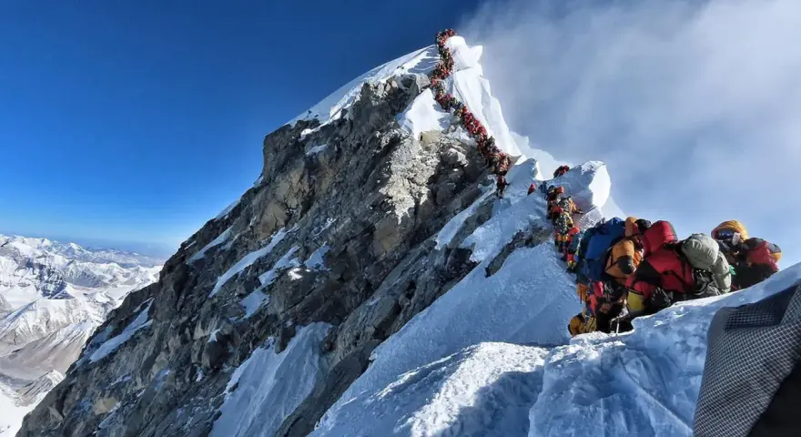 Kolejka wspinaczy na Mount Everest. Długie oczekiwanie na szczyt pokazuje, ile trwa wejście na Mount Everest.