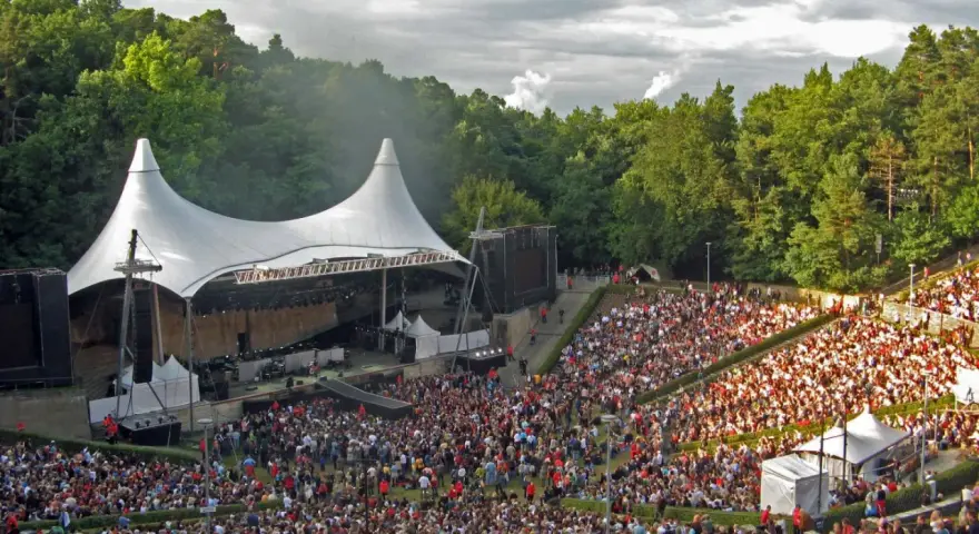 Ein großes Open-Air-Konzert mit tausenden Fans. Man kann sich vorstellen, wie Roland Kaiser 2026 hier auftreten wird.