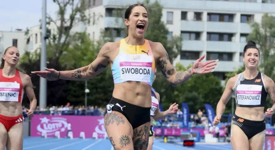 Ewa Swoboda triumfuje na bieżni, radość na jej twarzy po zwycięstwie.