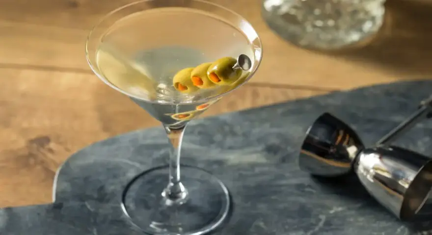 Klasyczny drink Jamesa Bonda, martini z oliwkami, gotowy do podania.