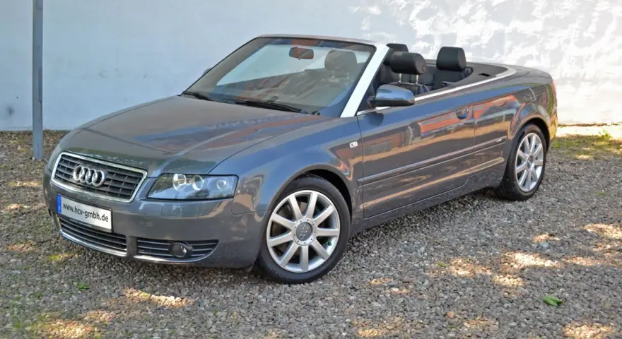 Grauer Audi A4 B6 Cabrio mit offenem Verdeck, bereit für eine Spritztour.