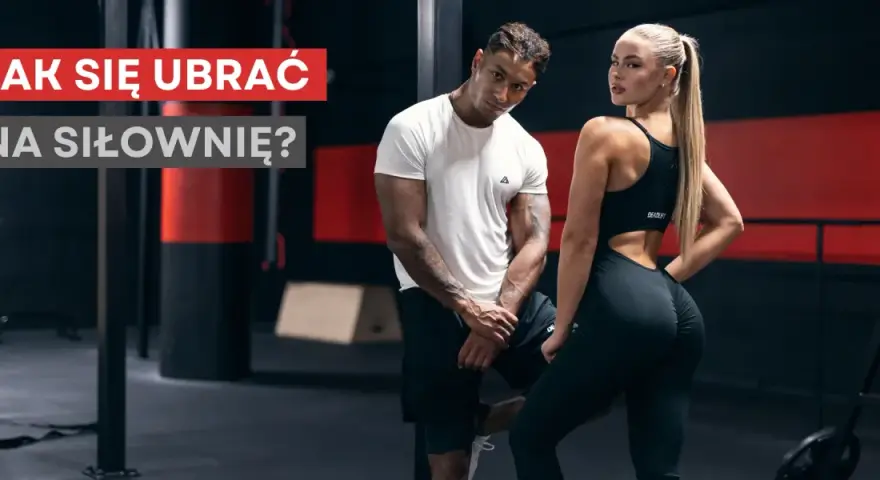 Jaki strój na siłownię? Para w sportowych ubraniach pozuje na tle siłowni.