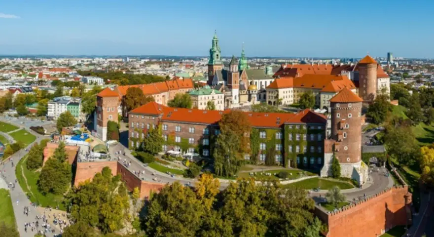 Zamek Królewski na Wawelu, jeden z najlepszych muzeów w Polsce, z widokiem na miasto.
