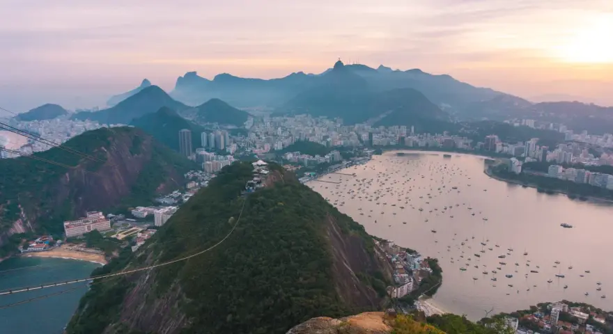 Widok na Rio de Janeiro z góry. Miasto, zatoka pełna łodzi i góry. Czy Brazylia jest bezpieczna? Widok zapiera dech w piersiach.