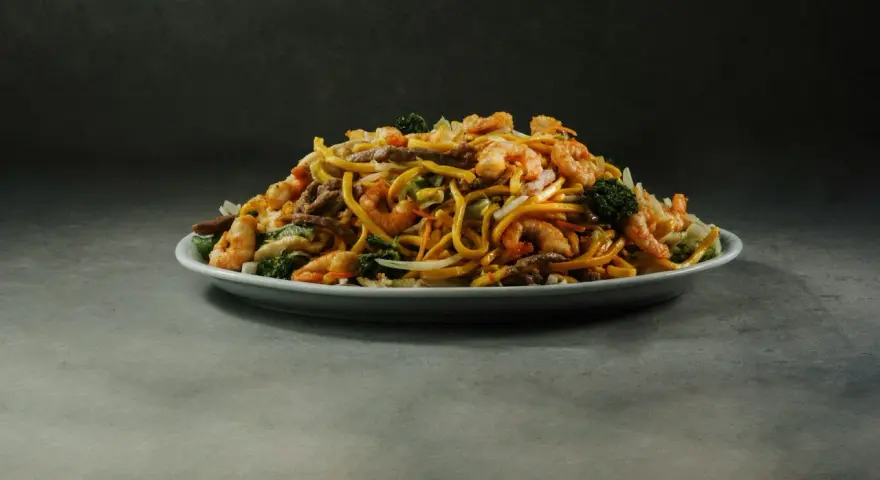 Pyszne danie z makaronem, krewetkami, wołowiną i warzywami. Idealny yakisoba przepis na obiad.