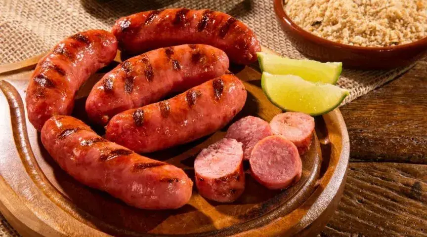 Czy pies może jeść kiełbasę? Dowiedz się, co może mu zaszkodzić