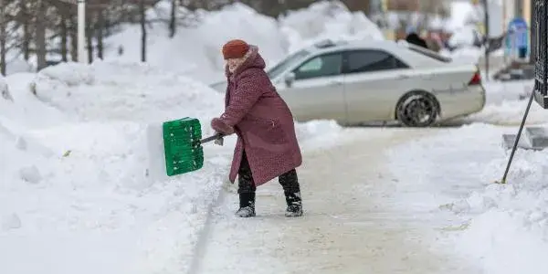 Kto odśnieża chodnik przy drodze powiatowej? Poznaj swoje prawa i obowiązki