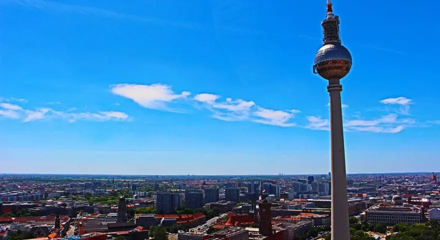 Blick von der Park Inn Aussichtsplattform über Berlin. Der Fernsehturm ragt in den blauen Himmel.