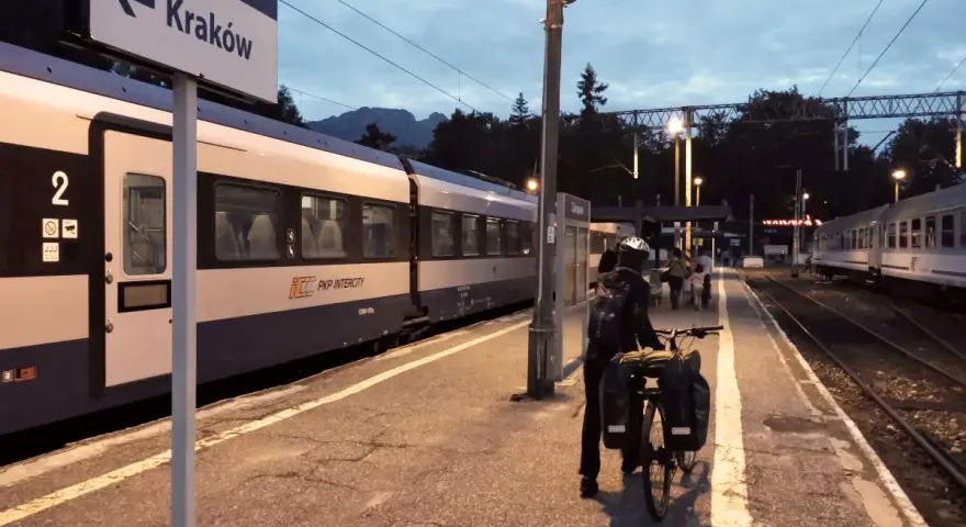 Kraków, Budapeszt, pociąg. Rowerzysta z bagażami czeka na peronie na pociąg do Krakowa.