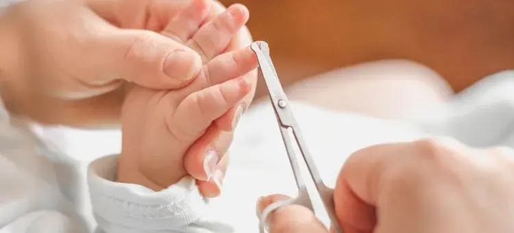 Jak obciąć niemowlakowi paznokcie bezpiecznie i bez stresu