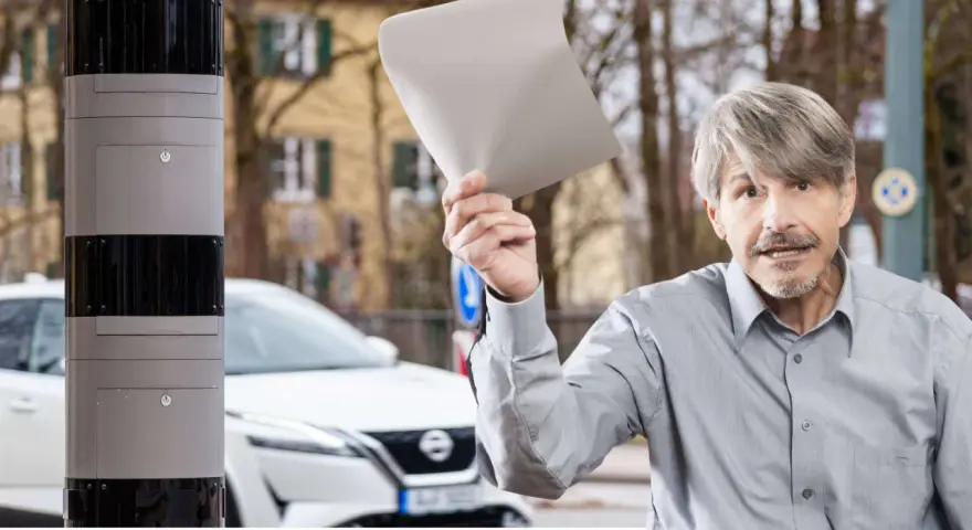 Mann hält Papier hoch, wütend auf Blitzer Arten. Neben ihm ein Messgerät.