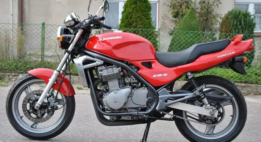 Czerwony motocykl Kawasaki ER-5 Twister. Poznaj jego dane techniczne i poczuj wolność na drodze.