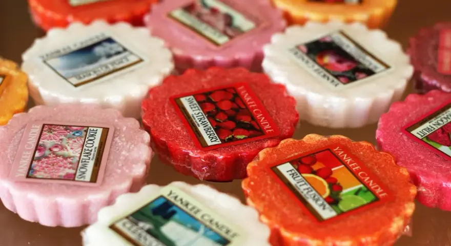 Skuteczne sposoby na usunięcie wosku z kominka bez wysiłku