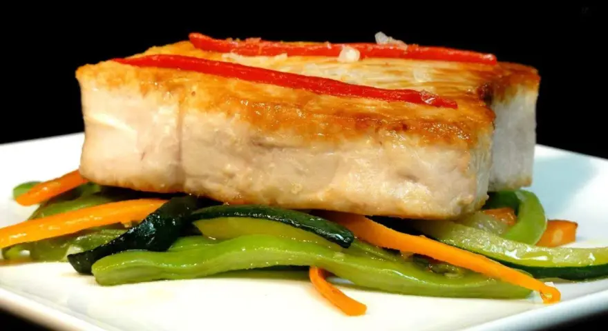Bonito jugoso con pimientos rojos y verduras salteadas. Una delicia para aprender como cocinar el bonito para que quede jugoso.