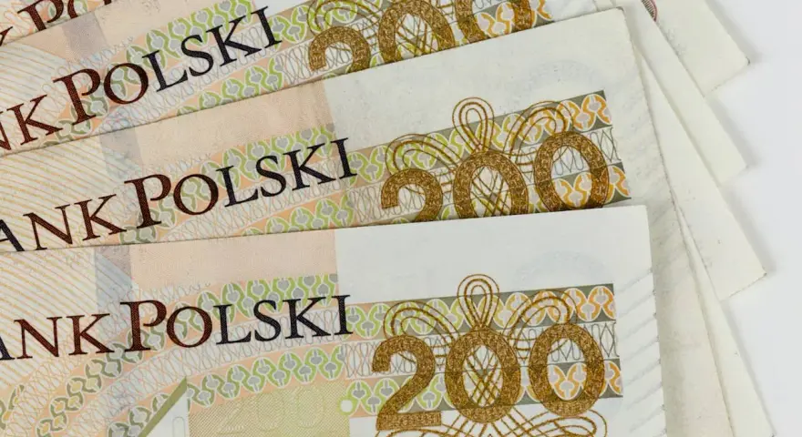 Kilka banknotów 200 zł ułożonych jeden na drugim. To polska waluta, która może posłużyć jako nova mispra capital.