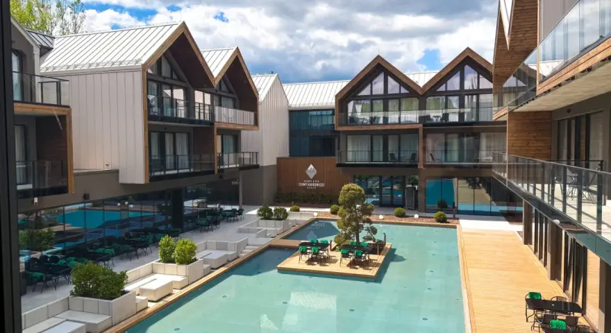 Nowoczesny kompleks hotelowy z basenem i tarasami. Idealne miejsce na relaks w Termach Karkonosze.
