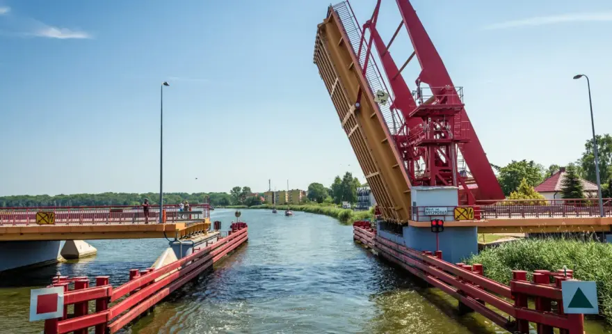 Podniesiony most w Dziwnowie, jedna z głównych atrakcji, otwiera drogę łodziom.