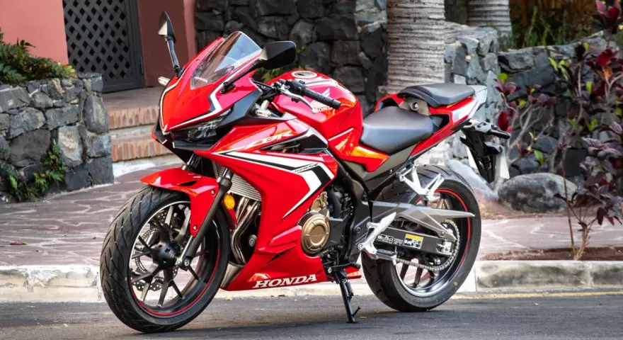 Honda CB 500 X rossa, pronta a sfrecciare. La sua velocità massima ti porterà ovunque.