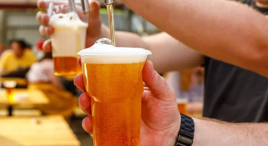 Nalewanie piwa do kubka. Czy piwo bezalkoholowe ma alkohol? To pytanie nurtuje wielu, ale to piwo wygląda na orzeźwiające.