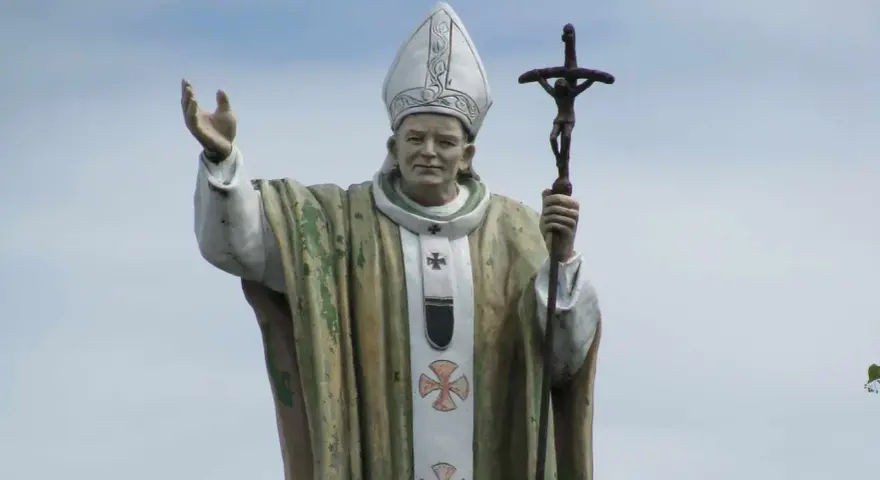 Pomnik Jana Pawła II z krzyżem. Zastanawiamy się, ile języków znał Jan Paweł II, który przemawiał do świata.