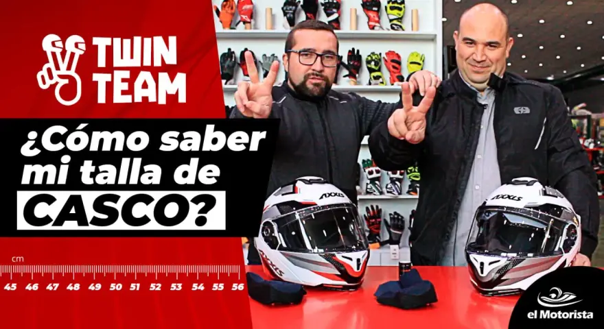 Dos hombres sonríen y muestran cascos de moto, listos para probar tallas. Fondo con guantes y cinta métrica.