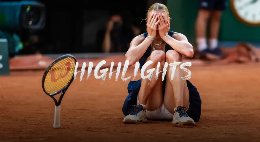 Emocje po meczu Coco Gauff. Tenisistka siedzi na korcie, zakrywając twarz dłońmi, obok leży rakieta.