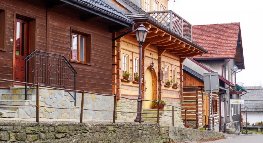 Drewniane domy i kamienne mury tworzą urokliwy krajobraz. Odkryj lanckorona atrakcje, spacerując tą malowniczą uliczką.