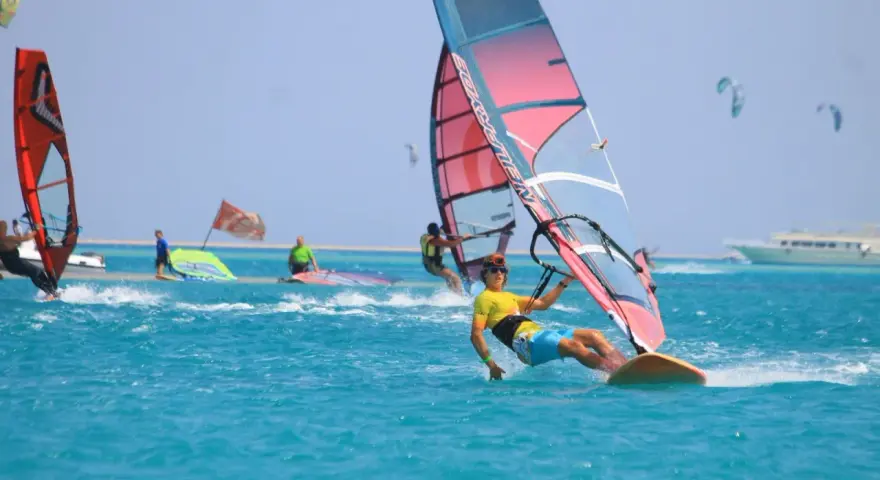 Ile trwa nauka windsurfingu? Opanuj podstawy w tydzień!