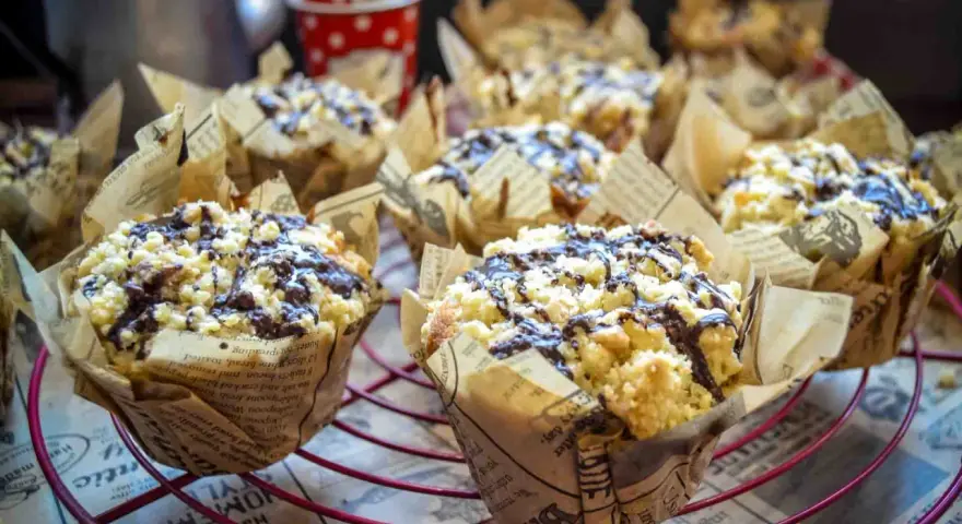 Saftige Nutella Muffins mit Streuseln und Schokodrizzle, in Zeitungspapier gebacken.