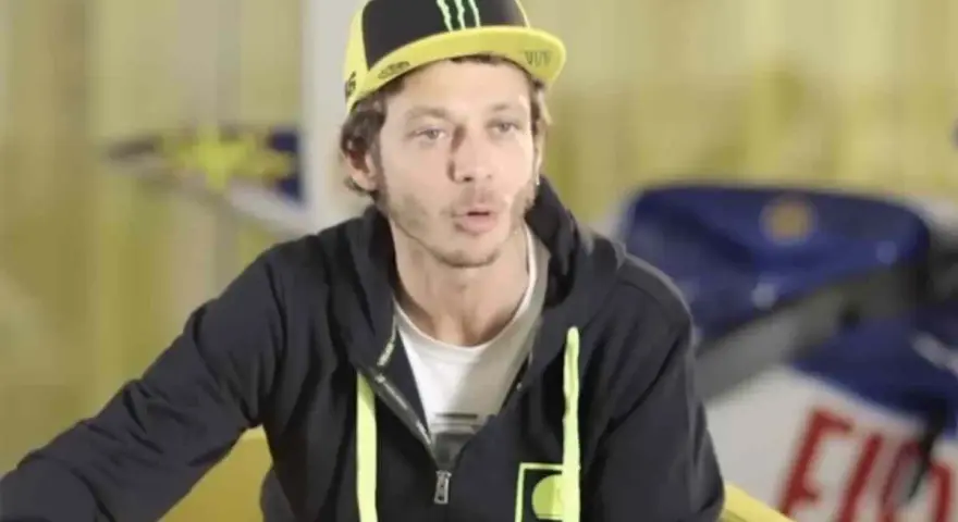 Valentino Rossi, il Dottore, con il suo iconico cappellino Monster Energy, parla con passione.