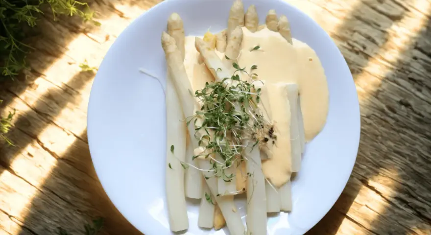 Vit sparris med hollandaisesås och krasse, ett enkelt och gott vit sparris recept.