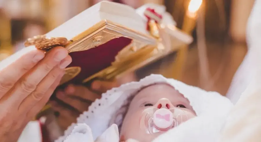 Chrzest dziecka - co się mówi? Kluczowe pytania i odpowiedzi