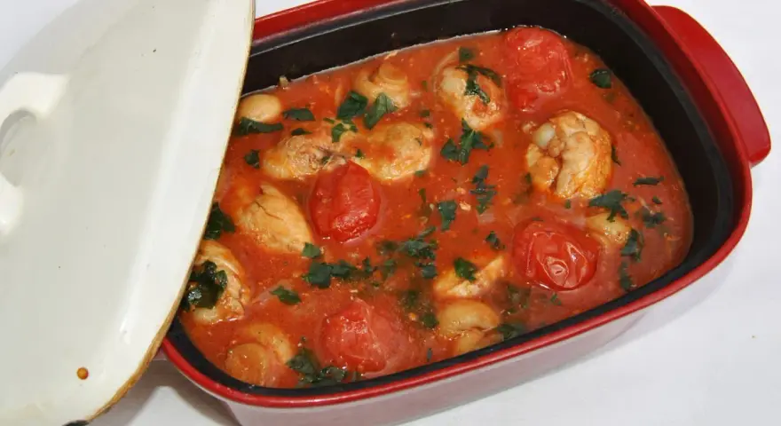 Kyckling marengo i en röd gryta med tomater, champinjoner och persilja. En härlig gryta som doftar av Italien.