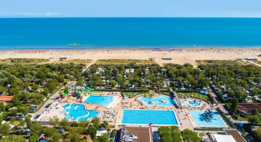Wspaniałe kempingi nad morzem z basenami i zjeżdżalniami, otoczone zielenią, tuż przy piaszczystej plaży.