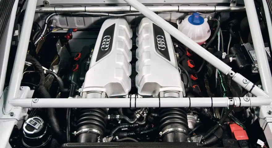 Silnik Audi V10, serce bolidu wyścigowego, gotowe do osiągnięcia prędkości 300 km/h.