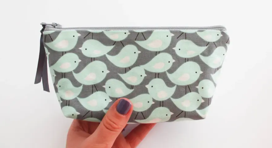 Trousse à maquillage avec motif d'oiseaux, parfaite pour une liste de maquillage pour débutant.