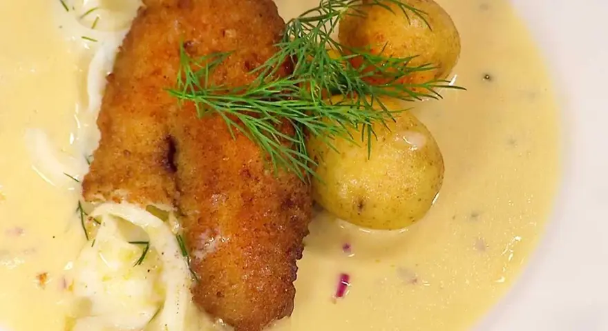 Panerad abborre med dill, småpotatis och en krämig sås. Ett härligt abborre recept för en fin middag.