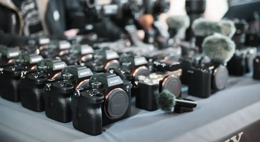 Rząd aparatów Sony czeka na uczestników kursu fotografii dla początkujących za darmo.