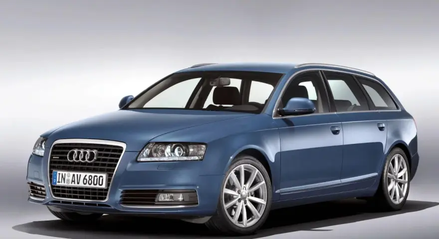 Blauer Audi A6 Kombi 2010 mit silbernen Felgen, bereit für jede Reise.